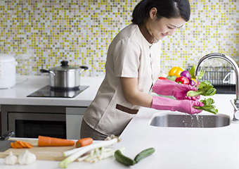 写在南宋皇都临安的一家旅舍墙壁上，是一首古代的“墙头诗。